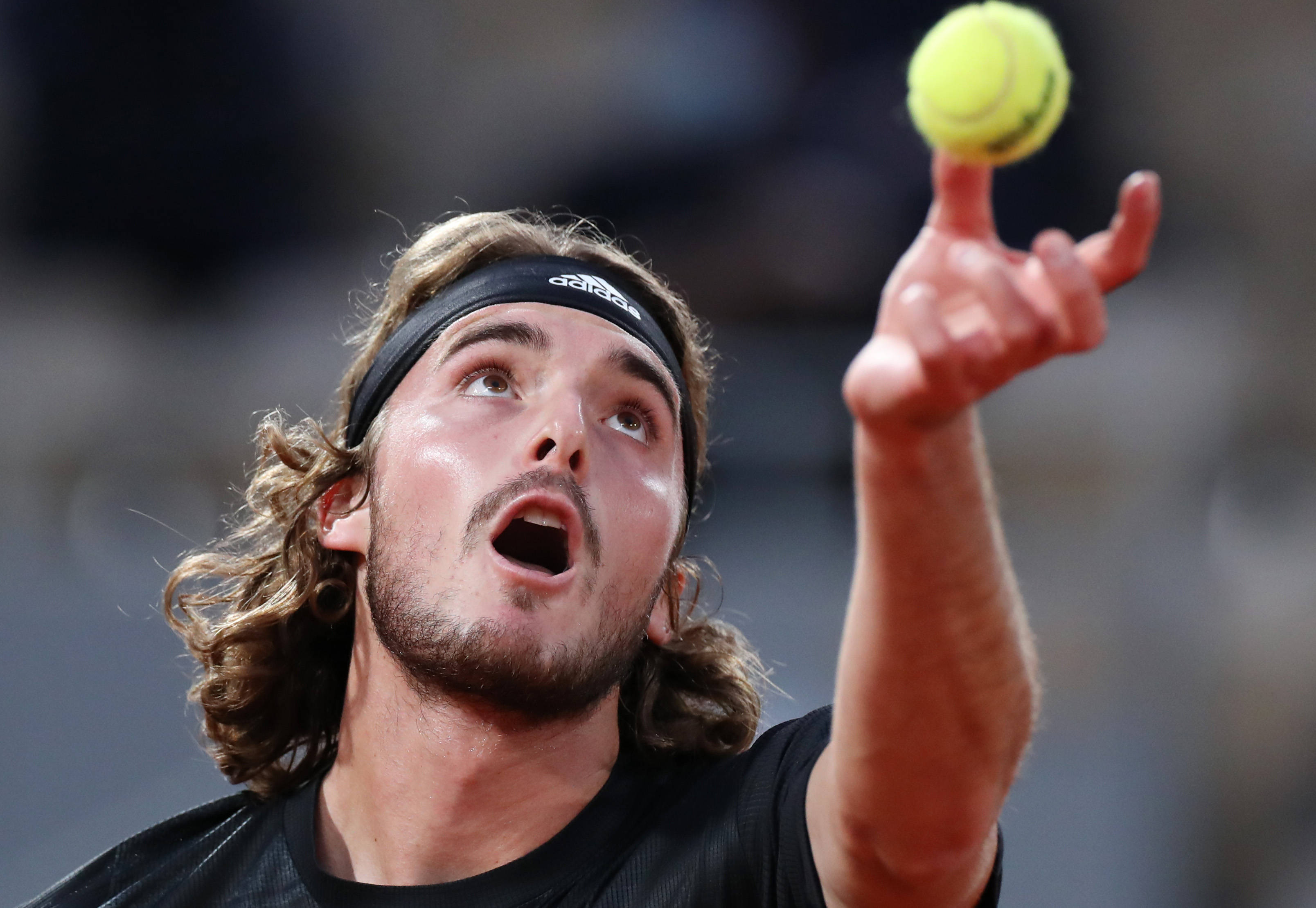 西班牙网球队绝杀英国网球队，西西帕斯高光表现的简单介绍