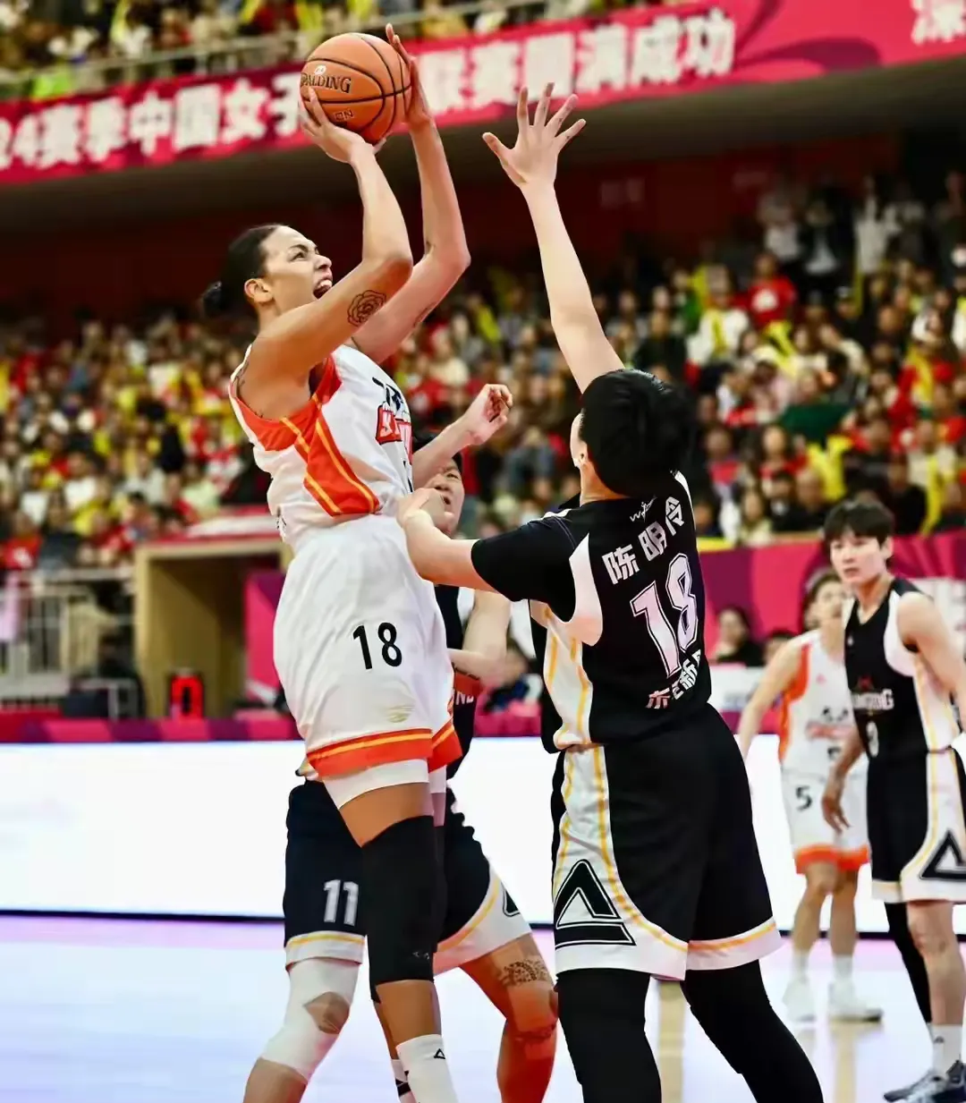 体育场上火爆比赛：女队运动员实力悍将！的简单介绍