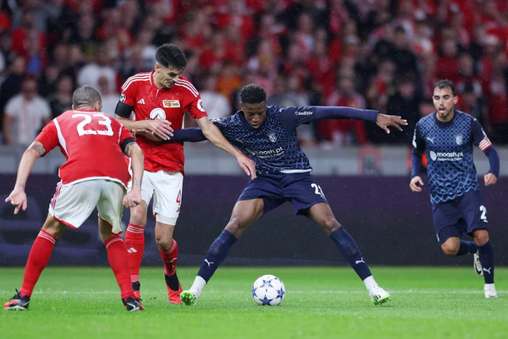 柏林联队员发挥出色，帮助球队取得胜利的简单介绍