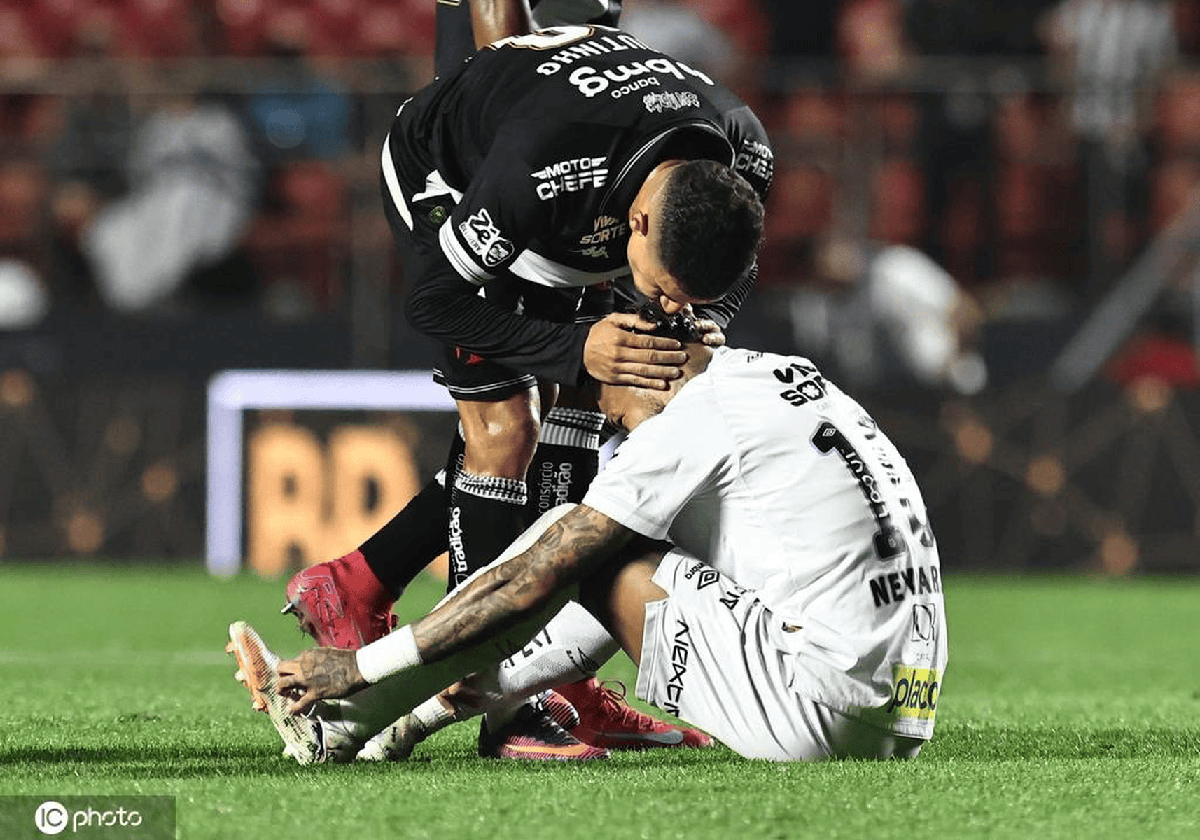 包含创纪录的球员在比赛中取得了惊人的表现的词条