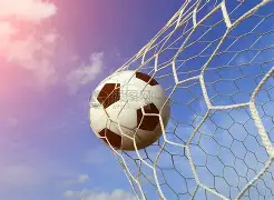 足球场上的较量愈发激烈，国内赛场角逐拼尽全力的简单介绍