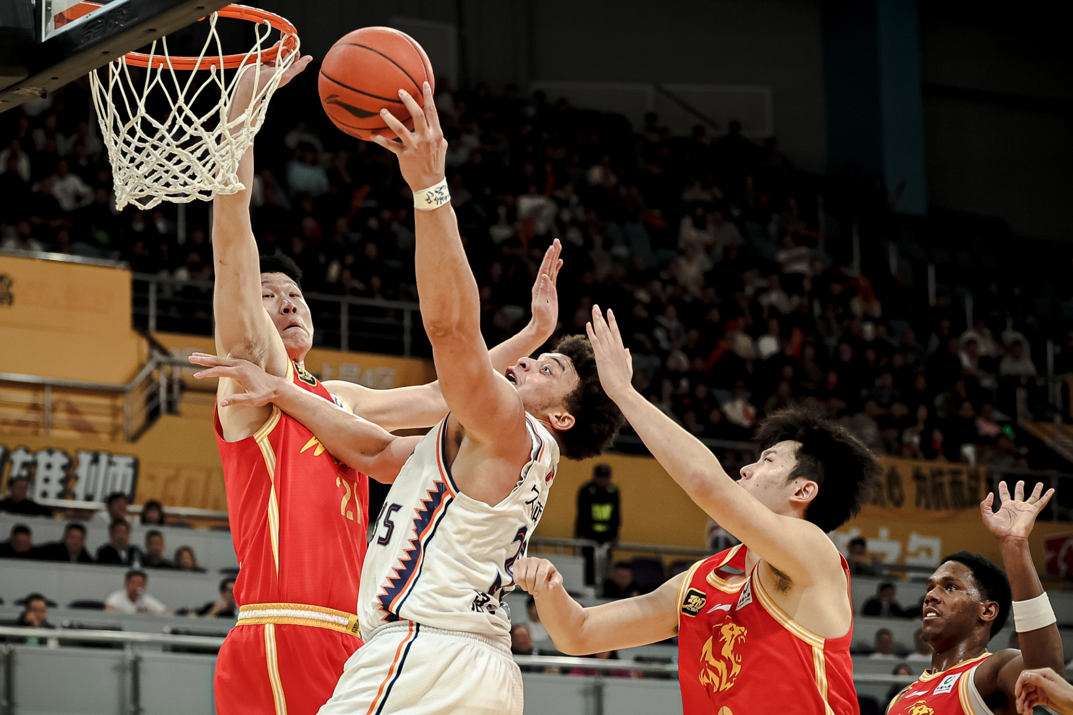 关于上海队险胜天津队，王哲林关键制胜的信息