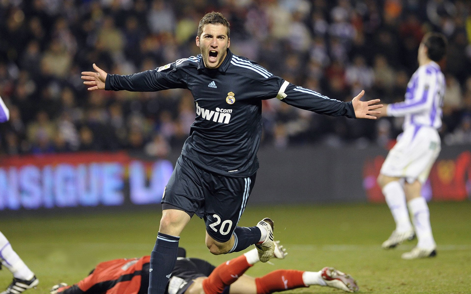 加纳对阵巴黎，恩佐全场最佳无争议，新星闪耀定义未来中场